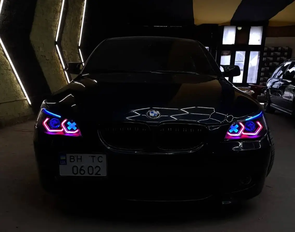 BMW E60 з кастомними RGB-фарами