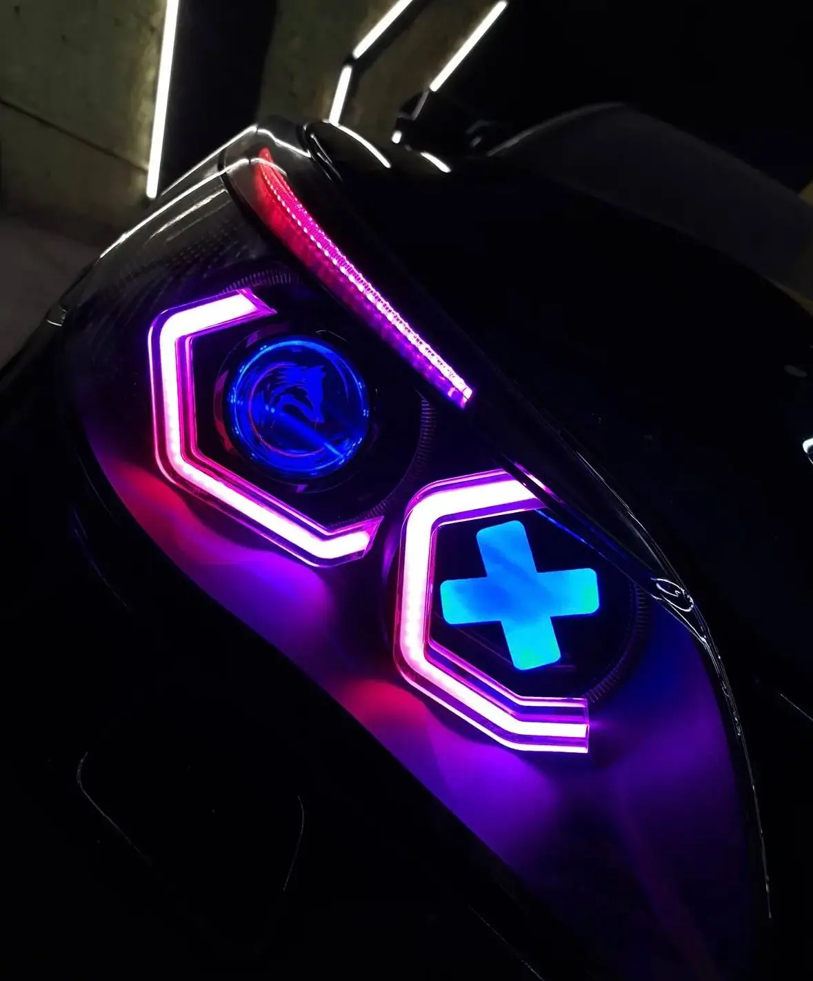 Кастомна фара BMW із шестигранним RGB-контуром від L.D_Studio
